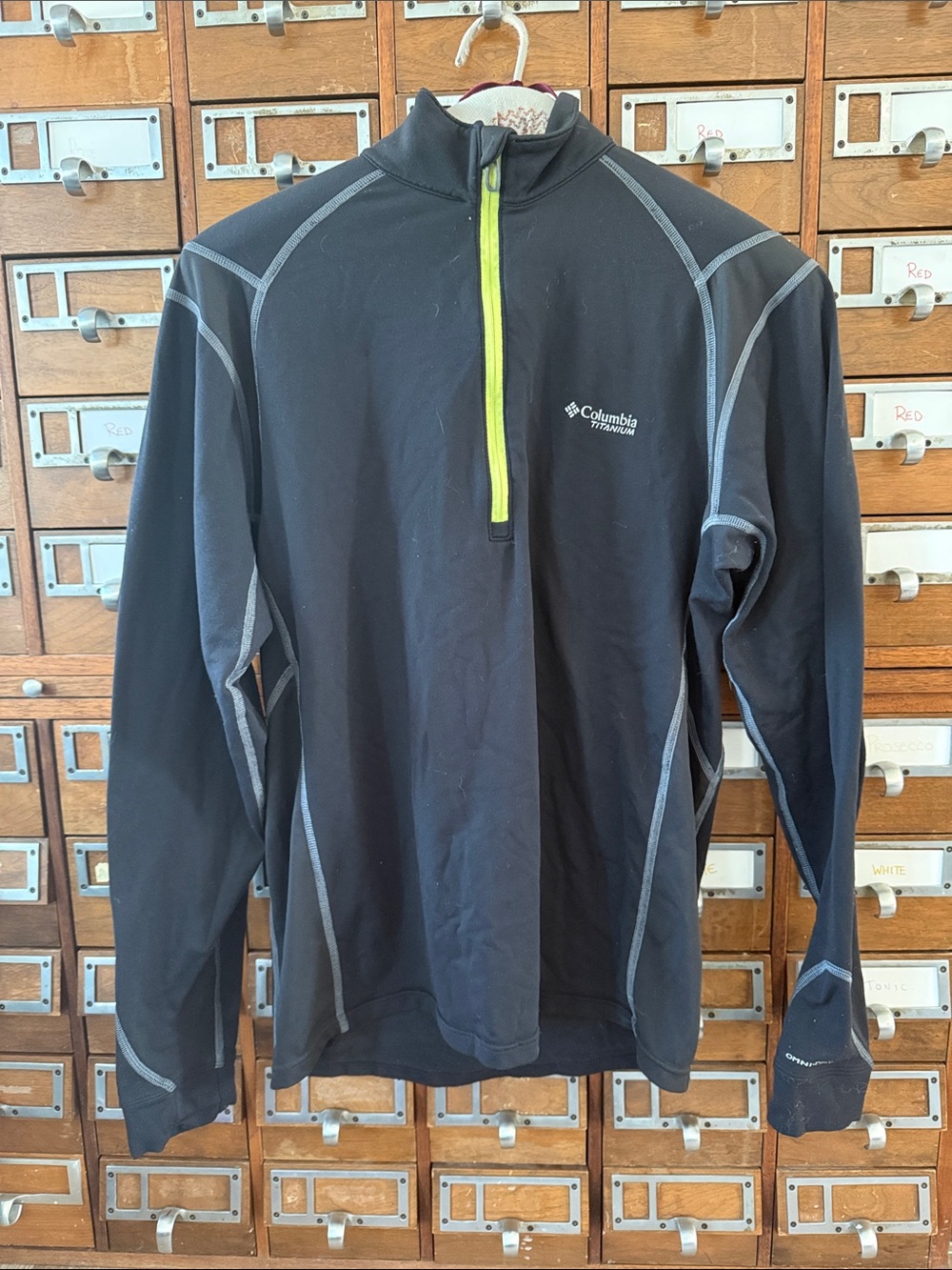 Men’s Columbia Titanium Quarter Zip Layer Size Medium